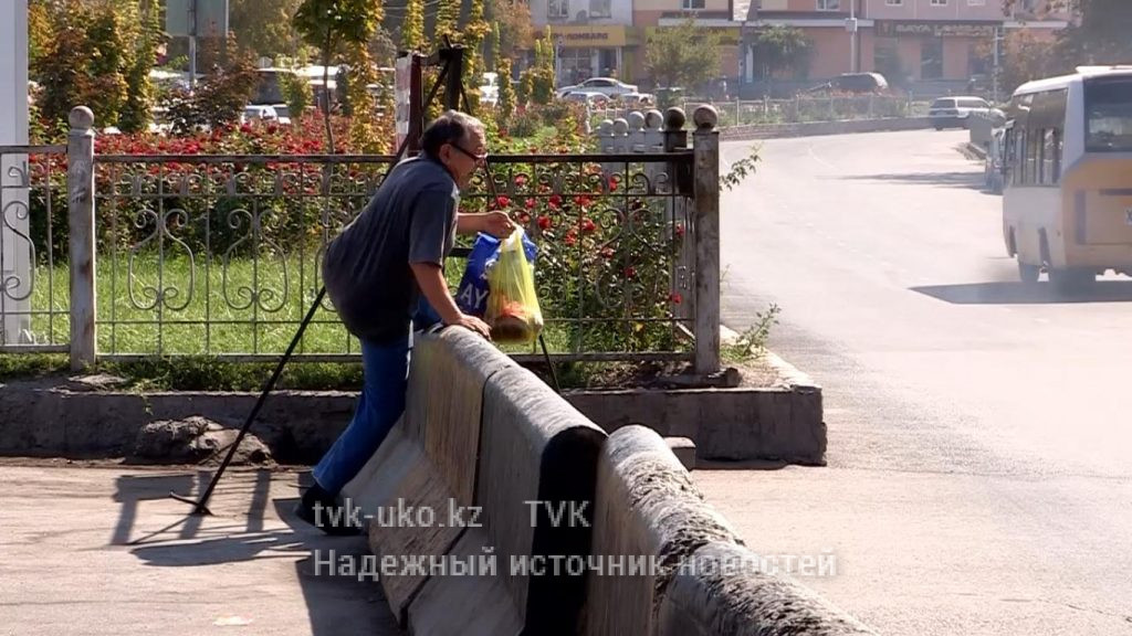 Горожане обходят подземный переход в районе Верхнего рынка
