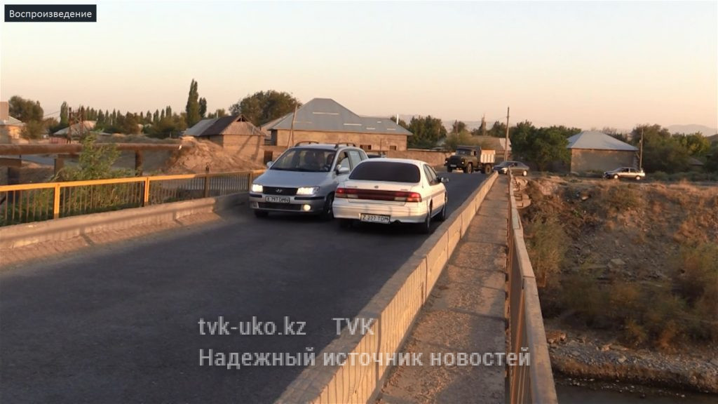 Жители улицы Саяжол требуют установить на узком мосту дорожные знаки