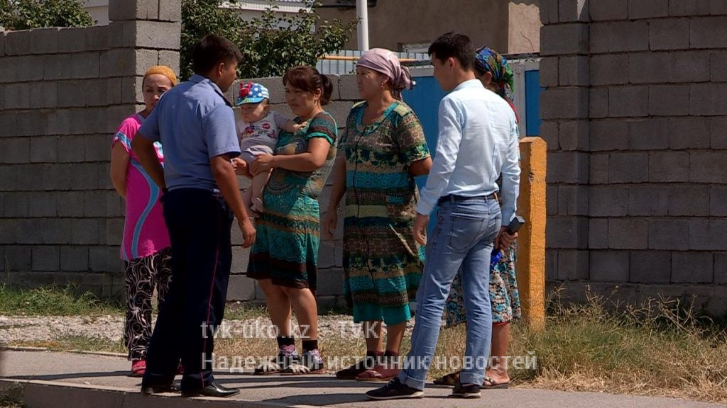 Жители микрорайона Азат просят избавить их от соседа с синдромом Диогена