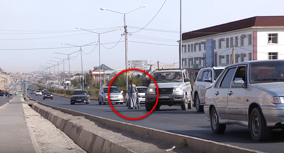 В Шымкенте полицейские не обращают внимание на попрошаек