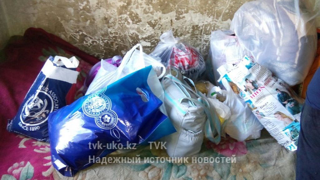 Семье Краваевых отвезли подарки и пообещали построить времянку