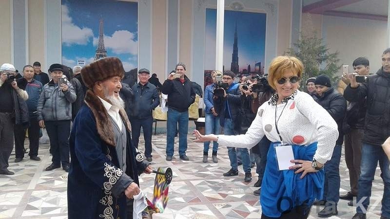 1500 килограмм плова приготовили ошпазы на фестивале плова в Шымкенте