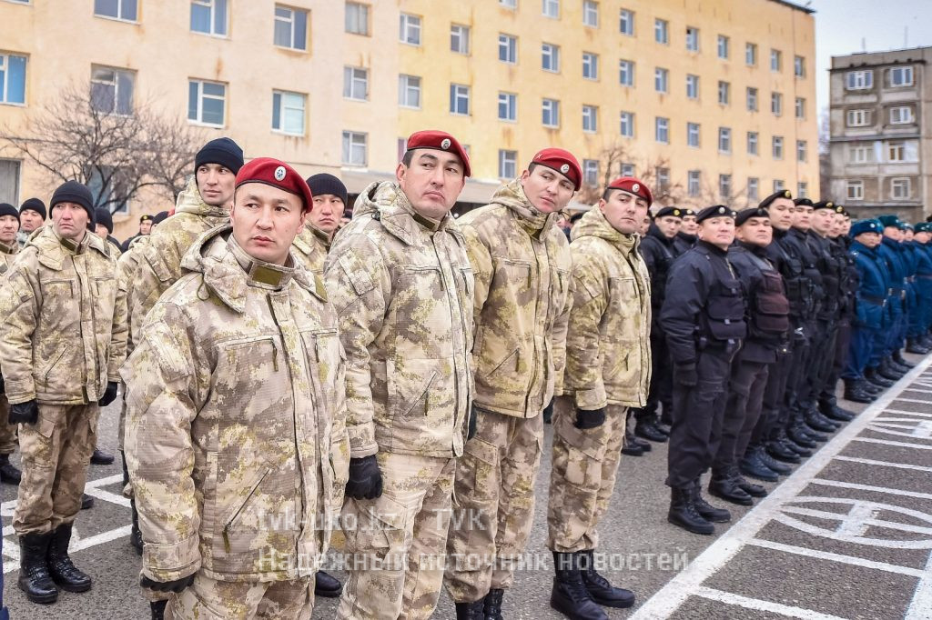 Военных и сотрудников МПС наградил аким ЮКО