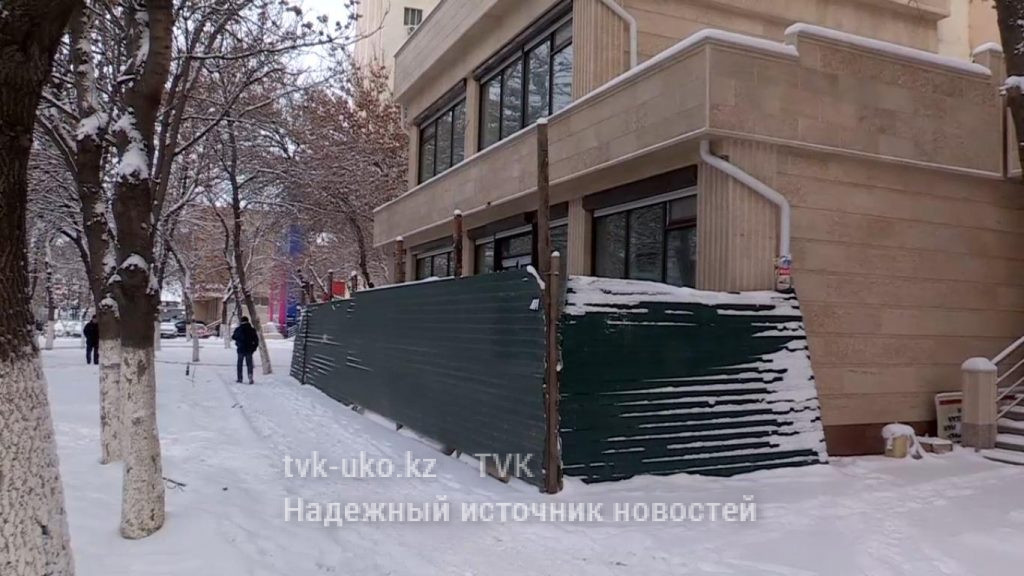 Жители 12-этажки воюют с пристройкой к дому