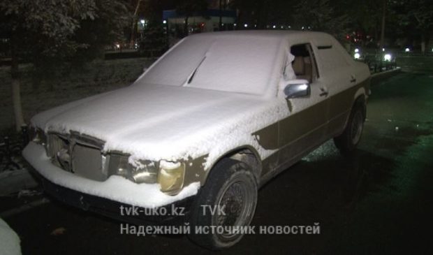 Два друга вскрывали машины отверткой и обчищали салоны