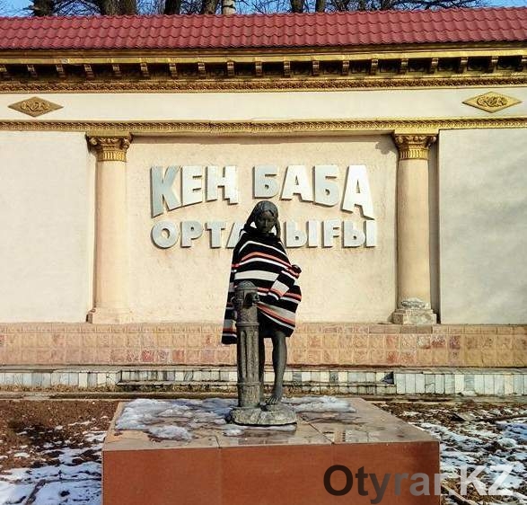Неравнодушные шымкентцы накрыли скульптуру девочки одеждой