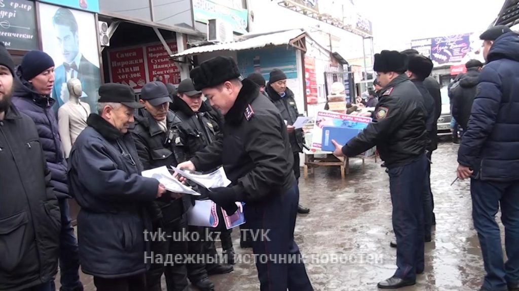 На базарах Шымкента раздавали фотографии карманников