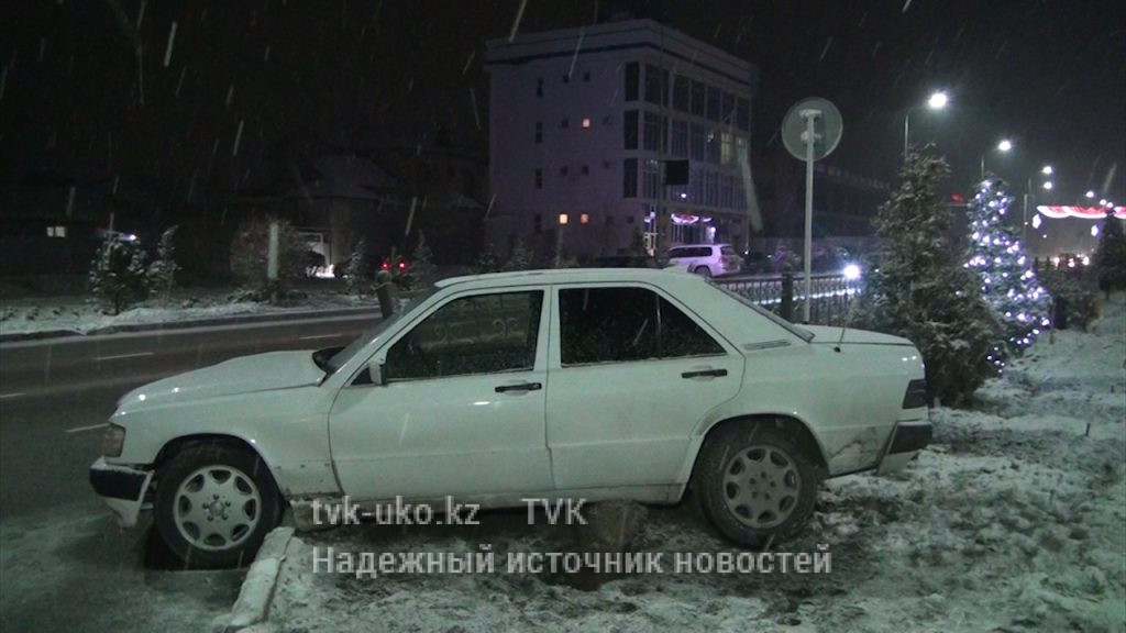 На бульваре Кунаева из-за гололеда произошло 5 ДТП подряд