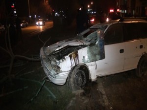 Из-за ночной гонки автомобиль снес ограждение и перевернулся